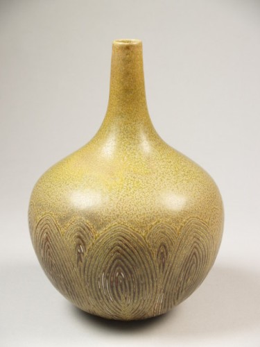 Vaas met geelgroen kralend glazuur op bruin fond en decor van ovalen op onderste deel buik